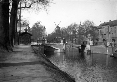 810563 Gezicht op de Catharijnebrug over de Stadsbuitengracht te Utrecht, uit het zuiden.